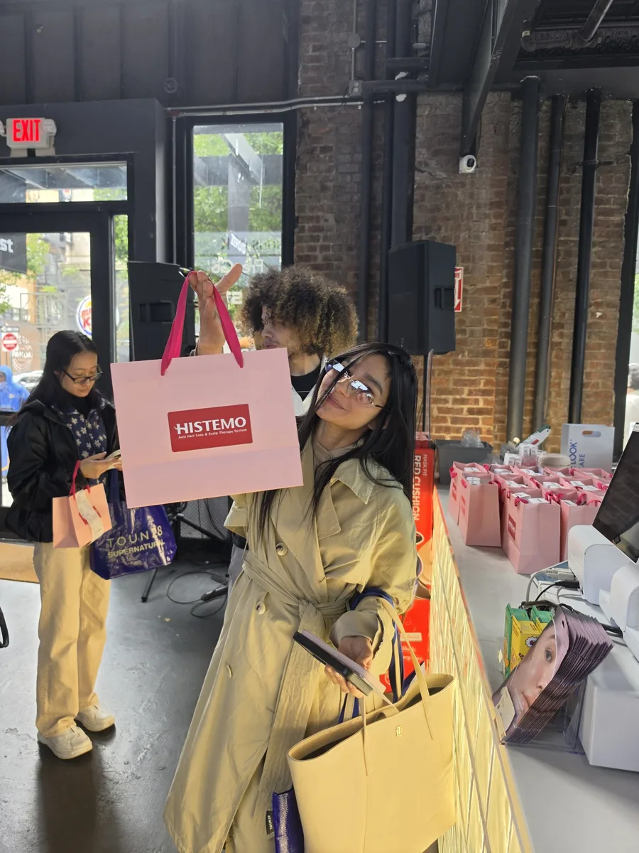Visitor holding a Histemo gift bag